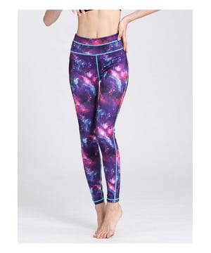 Produkt: Bedruckte Aktive High-Waist Leggings  
  Basisstil  
  Hoch dehnbar  
  Materialzusammensetzung: 85% Polyester, 15% Spandex  
  Pflegehinweise: Maschinenwäsche kalt, im Trockner bei niedriger Temperatur trocknen  
  Importiert  
  Erhältliche Größen: S (US 2/4) M (US 6) L (US 8) XL (US 10)