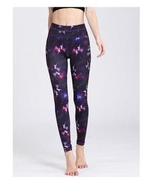 Produkt: Bedruckte Aktive Hohe Taillenleggings  
  Basicschnitt  
  Hochgradig dehnbar  
  Materialzusammensetzung: 85% Polyester 15% Spandex  
  Pflegehinweise: Maschinenwäsche kalt, tumbler bei niedriger Temperatur trocknen  
  Importiert  
  Verfügbare Größen: S (US 2/4) M (US 6) L (US 8) XL (US 10)