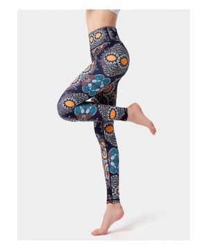 Estilo básico  
Alta elasticidad  
88% poliéster 12% spandex  
Lavable a máquina en frío  
Secar a baja temperatura  
Importado  
Largo del fondo: S 33.1 pulgadas M 33.7 pulgadas L 34.3 pulgadas XL 34.8 pulgadas  
Cintura: S 23.6 pulgadas M 25.2 pulgadas L 26.8 pulgadas XL 28.3 pulgadas  
Cadera: S 29.5 pulgadas M 31.1 pulgadas L 32.7 pulgadas XL 34.3 pulgadas  
Material: 80% nailon 20% spandex