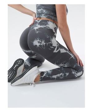Basisstijl  
Zeer rekbaar  
Materiaal samenstelling: 54% polyamide, 34% polyester, 12% elastaan  
Verzorgingsinstructies: Koud machinewas, lage temperatuur drogen  
Geïmporteerd