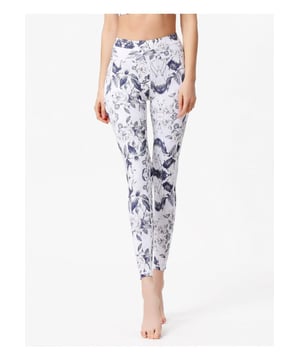 Produkt: Bedruckte Aktive Hohe Taille Leggings  
  Basic-Stil  
  Hohe Stretchfähigkeit  
  Materialzusammensetzung: 85% Polyester, 15% Spandex  
  Pflegehinweise: Maschinenwäsche kalt, im Trockner bei niedriger Temperatur trocknen  
  Importiert  
  Verfügbare Größen: S (US 2/4), M (US 6), L (US 8), XL (US 10)