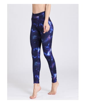 Produkt: Bedruckte Aktive Hochgeschnittene Leggings  
  Basisstil  
  Hoch elastisch  
  Materialzusammensetzung: 85% Polyester 15% Spandex  
  Pflegehinweise: Maschinenwäsche kalt, im Trockner bei niedriger Temperatur trocknen  
  Importiert  
  Erhältliche Größen: S (US 2/4) M (US 6) L (US 8) XL (US 10)