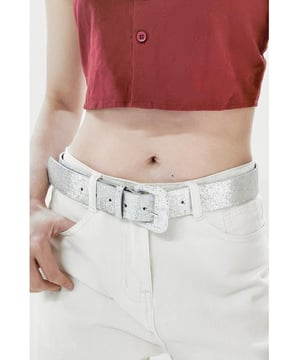 Material: PU  
Glänzende Oberfläche  
Importiert  
Größe: 41,3  
1,5 in  
Schnalle: 2 in  
Für Frauen entworfen