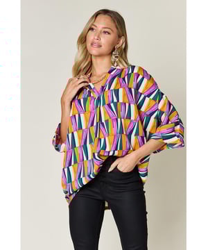Estilo básico  
Acabado opaco  
Sin elasticidad  
Material 100% poliéster  
Lavable a máquina en frío  
Secar en secadora a baja temperatura  
Importado  
Modelo de talla regular: altura 5'8', busto 34', cintura 24', cadera 35', talla S, talla de jeans 1  
Modelo curvy: altura 5'7', busto 44', cintura 37', cadera 44', talla L, talla de jeans 13  
Talla S: US 6/8, longitud de la blusa 27.6', busto 55.1', longitud de la manga 18.1'  
Talla M: US 10/12, longitud de la blusa 28', busto 57.5', longitud de la manga 18.6'  
Talla L: US 14, longitud de la blusa 28.3', busto 59.8', longitud de la manga 19.1'  
Talla XL: US 16, longitud de la blusa 28.7', busto 62.2', longitud de la manga 19.9'  
Talla 2XL: US 18/20, longitud de la blusa 29.1', busto 66.1', longitud de la manga 20.8'  
Talla 3XL: US 22/24, longitud de la blusa 29.5', busto 70.1', longitud de la manga 21.7'