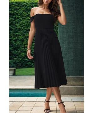 Diseño plisado  
Escote off the shoulder  
Tejido opaco  
Ligeramente elástico  
Sin forro  
100% poliéster  
Lavar a máquina en frío, secar a baja temperatura  
Importado  
Tamaño S: Busto 78.00 cm, Largo 96.00 cm, Cintura 63.00 cm  
Tamaño M: Busto 82.00 cm, Largo 98.00 cm, Cintura 67.00 cm  
Tamaño L: Busto 88.00 cm, Largo 100.00 cm, Cintura 73.00 cm  
Tamaño XL: Busto 94.00 cm, Largo 102.00 cm, Cintura 79.00 cm  
Material: Poliéster  