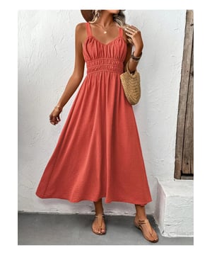 V-Ausschnitt Midi-Cami-Kleid mit breiten Trägern  
Mit Knoten und Raffung  
100% Polyester  
Midi-Länge  
V-Ausschnitt und breite Träger  
Maschinenwäsche kalt  
Im Trockner bei niedriger Temperatur trocknen  
Importiert