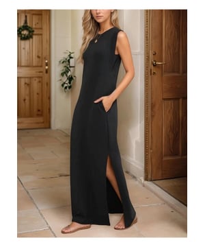Vollständiges Slit Rundhalsausschnitt ärmelloses Maxi-Tankkleid  
Entworfen für Frauen in Übergröße  
Mit Taschen für zusätzlichen Komfort  
Hergestellt aus 95% Polyester und 5% Spandex  
Keine Dehnung  
Maschinenwäsche kalt, im Trockner bei niedriger Hitze trocknen  
Importiert  
Material: Das Material scheint ein weicher, dehnbarer Strickstoff zu sein, wahrscheinlich eine Mischung aus Rayon und Polyester oder einem ähnlichen Material, das sich für ein lässiges Maxi-Kleid eignet.