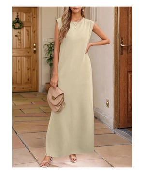 Maxikleid mit Schlitz, Rundhalsausschnitt und ärmellosem Design in Übergröße.  
Entwickelt für Frauen in Übergröße.  
Praktisches Design mit Taschen.  
Hergestellt aus 95% Polyester und 5% Spandex.  
Kein Stretch.  
Maschinenwäsche kalt, im Wäschetrockner bei niedriger Temperatur trocknen.  
Importiert.  
Material: Das Material scheint aus einem weichen, dehnbaren Strickstoff zu bestehen, wahrscheinlich eine Mischung aus Rayon und Polyester oder einem ähnlichen Material, das sich gut für ein lässiges Maxikleid eignet.