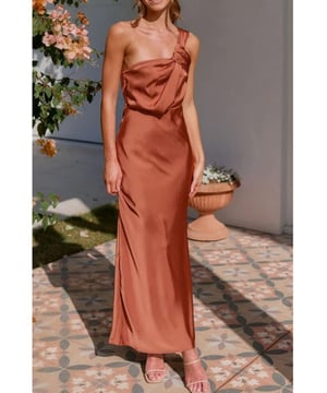 Stil: Maxikleid mit einem Träger und ohne Ärmel  
Detail: Verdrehter Schnitt  
Durchsichtig: Opaque  
Dehnbar: Keine Dehnung  
Futter: Ungefüttert  
Material: 100% Polyester  
Pflegehinweise: Maschinenwäsche kalt, im Trockner bei niedriger Temperatur trocknen  
Importiert  
US-Größe S: Länge 143 cm, Brust 82 cm, Taille 68 cm, Hüfte 96 cm  
US-Größe M: Länge 144 cm, Brust 86 cm, Taille 72 cm, Hüfte 100 cm  
US-Größe L: Länge 145 cm, Brust 92 cm, Taille 78 cm, Hüfte 106 cm  
US-Größe XL: Länge 146 cm, Brust 98 cm, Taille 84 cm, Hüfte 112 cm