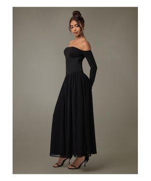 Off-shoulder maxi-jurk met lange mouwen  
Geverde ontwerpelementen  
Ondoorzichtig materiaal  
Enigszins rekbaar stof  
Deelmente gevoerd lichaam  
Gemaakt van 94% polyester en 6% elastaan  
Machinewas koud, drogen op lage temperatuur  
Geïmporteerd  
Beschikbaar in maten S tot XL met specifieke afmetingen