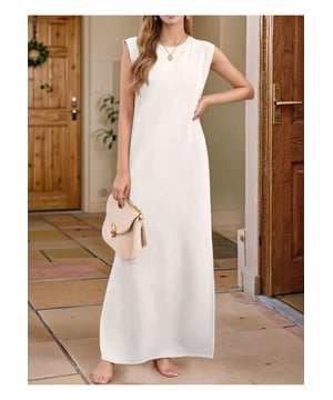 Maxi-Topkleid mit Rundhalsausschnitt und Schlitz in voller Größe, ärmellos  
Entwickelt für Frauen in Übergrößen  
Taschen design für mehr Komfort  
Hergestellt aus 95% Polyester und 5% Spandex  
Keine Dehnung  
Maschinenwäsche kalt, im Trockner bei niedriger Temperatur trocknen  
Importiert  
Material: Das Material scheint ein weicher, dehnbarer Strickstoff zu sein, wahrscheinlich eine Mischung aus Rayon und Polyester oder einem ähnlichen Material, das sich gut für ein lässiges Maxi-Kleid eignet.