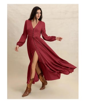 V-Ausschnitt Maxikleid mit Ballonärmeln und Rüschensaum  
Knopfleiste vorne  
Gerafftes Spitzen-Detail  
Keine Dehnung  
Der Körper ist nicht gefüttert  
Hergestellt aus 100% Viskose  
Maschinenwäsche kalt, im Wäschetrockner bei niedriger Temperatur trocknen  
Importiert  
Material: Rayon