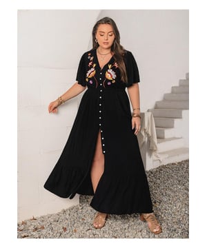 Geborduurde details  
V-hals  
Vlinder mouwen  
Maxi-lengte  
Splitsdetail  
100% viscose  
Niet gevoerd  
Opaque  
Geen rek  
Met knopen  
Machinewas op koude stand  
Trommeldroog op lage stand  
Geïmporteerd  
Materiaal: Rayon