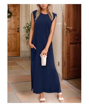 Vollformat Schlitz Rundhals Ärmelloses Maxi-Tankkleid  
Entwickelt für Plus-Size-Frauen  
Mit Taschen für zusätzlichen Komfort  
Hergestellt aus 95% Polyester und 5% Spandex  
Keine Dehnung  
Maschinenwäsche kalt, im Trockner bei niedriger Temperatur trocknen  
Importiert  
Material: Das Material scheint ein weicher, dehnbarer Strickstoff zu sein, wahrscheinlich eine Mischung aus Rayon und Polyester oder einem ähnlichen Material, das sich gut für ein lässiges Maxi-Kleid eignet.