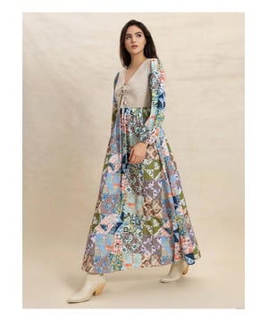 Gebundenes Vorderteil Bedrucktes Langarm-Maxikleid  
Materialzusammensetzung: 95 % Polyester, 5 % Elasthan  
Kein Stretch  
Nicht gefüttert  
Maschinenwäsche kalt, im Trockner bei niedriger Temperatur trocknen  
Importiert  
Erhältlich in den Größen S, M, L, XL  
Länge: S 144 cm M 145 cm L 146 cm XL 147 cm  
Schulter: S 38 cm M 39 cm L 40 cm XL 42 cm  
Brust: S 90 cm M 94 cm L 100 cm XL 106 cm  
Taille: S 70 cm M 74 cm L 80 cm XL 86 cm  
Ärmellänge: S 61 cm M 62 cm L 63 cm XL 64 cm