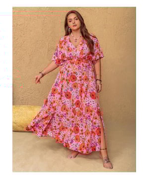 Plus Size Splits Floral V-Hals Halve Mouw Maxi Jurk Kenmerken: Rimpeling Splits Doorzichtig: Opaque Rekbaarheid: Geen rek Lichaam: Niet gevoerd Materiaal samenstelling: 95% polyester 5% elastaan Wasinstructies: Machinewas op koude. Droogtrommel op lage temperatuur. Geïmporteerd
