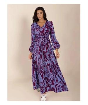Produkt: Bedrucktes Maxikleid mit gebundenem Hals und Ballonärmeln  
Materialzusammensetzung: 100% Polyester  
Eigenschaften: Gebundener Hals mit gerafftem Detail  
Dehnbarkeit: Keine Dehnbarkeit  
Futter: Ungefüttert  
Pflegehinweise: Maschinenwäsche kalt, im Schongang trocknen  
Importiert  
Größe S: US-Größe 4, Länge 54,7 Zoll, Brust 37,8 Zoll, Schulter 14,6 Zoll, Taille 24,8 Zoll  
Größe M: US-Größe 6/8, Länge 55,1 Zoll, Brust 39,4 Zoll, Schulter 15 Zoll, Taille 26,4 Zoll  
Größe L: US-Größe 10/12, Länge 55,5 Zoll, Brust 41,7 Zoll, Schulter 15,6 Zoll, Taille 28,7 Zoll  
Größe XL: US-Größe 14, Länge 55,9 Zoll, Brust 44,1 Zoll, Schulter 16,1 Zoll, Taille 31,1 Zoll