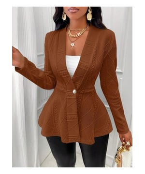 Cardigan de peplum texturizado con un botón  
Cierre de botones  
Grosor delgado  
Sin forro  
95% poliéster 5% spandex  
Lavado a máquina en frío  
Secar a baja temperatura  
Importado  
Medidas del producto (en pulgadas):  
Tamaño S: Busto 33.9 Longitud del top 25.2 Longitud de la manga 23.8  
Tamaño M: Busto 35.4 Longitud del top 25.6 Longitud de la manga 24.2  
Tamaño L: Busto 37.8 Longitud del top 26.2 Longitud de la manga 24.6  
Tamaño XL: Busto 40.2 Longitud del top 26.8 Longitud de la manga 25  
Tamaño 2XL: Busto 42.5 Longitud del top 27.4 Longitud de la manga 25.4  
Material: Tejido de poliéster  