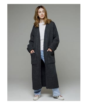 Cárdigan de Frontal Abierto con Hombros Caídos y Bolsillos  
Material: 100% poliéster  
Elasticidad moderada  
Instrucciones de cuidado: Lavar a máquina en frío, secar a baja temperatura  
Importado  
Talla única que se adapta a la mayoría  
Medidas: Largo total: 42.5 pulgadas, Busto: 46.5 pulgadas, Largo de manga: 18.9 pulgadas
