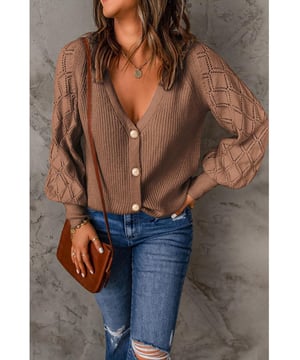 Dames Opengewerkte V-Hals Knopen Cardigan  
Geknoopte voorkant  
Voldoende rekbaar materiaal  
Gemaakt van 100% acryl  
Machinewas koud, lage droger  
Geïmporteerd  
Beschikbaar in maten S tot 2XL met specifieke afmetingen voor elke maat