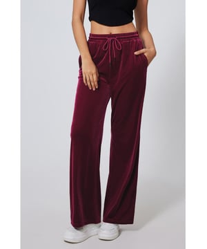 Trekkoord Taille Brede Pijpen Actieve Broek  
Slightly stretchy materiaal  
Samenstelling: 95% polyester 5% elastaan  
Wasinstructies: Machinewas koud, aan de lucht drogen op lage temperatuur  
Geïmporteerd  
Maat S: Onderkant Lengte 40,9 inch Binnenbeen 29,6 inch Taille 26 inch Heup 39,4 inch  
Maat M: Onderkant Lengte 41,3 inch Binnenbeen 29,7 inch Taille 28,3 inch Heup 41,7 inch  
Maat L: Onderkant Lengte 41,7 inch Binnenbeen 29,8 inch Taille 30,7 inch Heup 44,1 inch  
Maat XL: Onderkant Lengte 42,1 inch Binnenbeen 29,8 inch Taille 33,9 inch Heup 47,2 inch  
Maat 2XL: Onderkant Lengte 42,5 inch Binnenbeen 29,8 inch Taille 37 inch Heup 50,4 inch