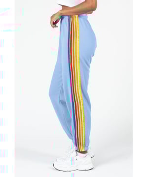 Basic stijl actieve broek  
Iets rekbaar materiaal  
Materiaal samenstelling: 75% polyester, 20% katoen, 5% elastaan  
Elastische tailleband voor een veilige pasvorm  
Contraststrepen voor een sportieve uitstraling  
Machinewas koud, drogen op lage temperatuur  
Geïmporteerd