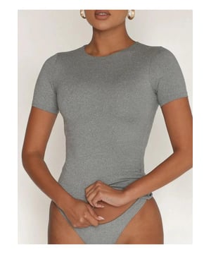 Basic-Stil  
Keine Polsterung  
Keine Bügel  
Elastisch  
Materialzusammensetzung: 65 % Polyester, 35 % Baumwolle  
Pflegehinweise: Maschinenwäsche kalt, im Trockner bei niedriger Temperatur trocknen  
Importiert