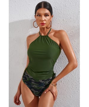 Oberteil: Ohne Bügel  
Unterteil: Hohe Taille  
Größenkategorie: Regulär  
Muster: Camouflage  
Eigenschaften: Kordelzug  
Material: 85% Polyester, 15% Spandex  
Dehnbarkeit: Mäßige Dehnbarkeit  
Durchsichtig: Nein  
Body: Nicht gefüttert  
Brustpolster: Nicht herausnehmbares Polster  
Pflegehinweise: Maschinenwäsche kalt. Im Trockner bei niedriger Temperatur trocknen.  
Importiert  
Produktmaße: S: Brust 74 cm Taille 61 cm; M: Brust 76 cm Taille 66 cm; L: Brust 86 cm Taille 74 cm; XL: Brust 91 cm Taille 79 cm; 2XL: Brust 96 cm Taille 86 cm  