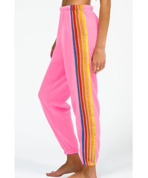 Basisstijl actieve broek  
Enigszins rekbare stof  
Materiaalcompositie: 75% polyester, 20% katoen, 5% elastaan  
Elastische tailleband voor een veilige pasvorm  
Contrasterende strepen voor een sportieve uitstraling  
Machinewas koud, met lage temperatuur in de droger  
Geïmporteerd