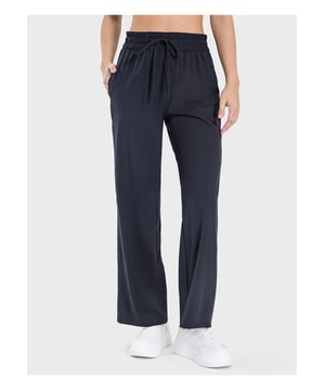 Con bolsillos  
Cintura con cordón ajustable  
Ligeramente elástico  
88% poliéster 12% spandex  
Lavado a máquina en frío  
Secar a baja temperatura  
Importado  
Material: 95% poliéster 5% spandex