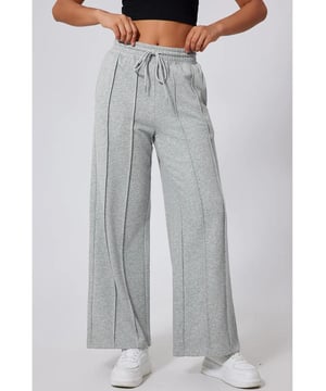 Kordelzugbund für eine verstellbare Passform  
Weites Beinhosen-Design für zusätzlichen Komfort  
Hergestellt aus 65% Polyester und 35% Baumwolle  
Kein dehnbares Material  
Maschinenwäsche kalt, im Wäschetrockner bei niedriger Temperatur trocknen  
Importiert