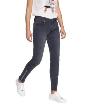 Im angesagten 5-Pocket-Look präsentiert sich die »Leoni« von ATT! Der Stretchanteil im Baumwollgewebe sorgt den ganzen Tag über für den perfekten Sitz. Durch die schmale Passform wird die Weiblichkeit gekonnt in Szene gesetzt, was durch die Paillettenstreifen am Saum noch einmal mehr betont wird. Legerer wird das Ganze wieder durch die offenen Saumkanten. Ein Leder-Brandlabel und der Logoknopf vervollständigen das Design. Die »Leoni« ist ein super Modebegleiter für bequeme, chice, alltägliche Looks und darf daher in keiner Garderobe einer modebewussten Frau fehlen!  Legere 5-Pocket Jeans von Amor, Trust & TruthSlim Fit mit schmalem BeinverlaufMittlere LeibhöheOffene SaumkantenStretchanteil im BaumwollgewebeModerner Casual Look