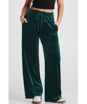 Pantalones activos de pierna ancha con cintura ajustable  
Material ligeramente elástico  
Composición: 95% poliéster, 5% elastano  
Instrucciones de cuidado: Lavado a máquina en frío, secar a baja temperatura  
Importado  
Tamaño S: Longitud total 40.9 pulgadas, entrepierna 29.6 pulgadas, cintura 26 pulgadas, caderas 39.4 pulgadas  
Tamaño M: Longitud total 41.3 pulgadas, entrepierna 29.7 pulgadas, cintura 28.3 pulgadas, caderas 41.7 pulgadas  
Tamaño L: Longitud total 41.7 pulgadas, entrepierna 29.8 pulgadas, cintura 30.7 pulgadas, caderas 44.1 pulgadas  
Tamaño XL: Longitud total 42.1 pulgadas, entrepierna 29.8 pulgadas, cintura 33.9 pulgadas, caderas 47.2 pulgadas  
Tamaño 2XL: Longitud total 42.5 pulgadas, entrepierna 29.8 pulgadas, cintura 37 pulgadas, caderas 50.4 pulgadas  