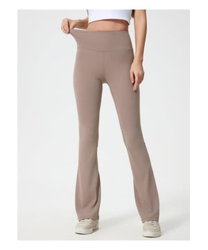Basisstijl  
Zeer rekbaar  
Materiaal samenstelling: 80% nylon 20% spandex  
Wasinstructies: Machinewas koud, drogen op lage temperatuur  
Geïmporteerd  
Productmetingen per maat (in inches):  
Maat 4: Onderlengte 41.3 Taille 22.4 Heup 29.1  
Maat 6: Onderlengte 41.7 Taille 24 Heup 30.7  
Maat 8: Onderlengte 42.1 Taille 25.6 Heup 32.3  
Maat 10: Onderlengte 42.5 Taille 27.2 Heup 33.9  
Maat 12: Onderlengte 42.9 Taille 28.7 Heup 35.4