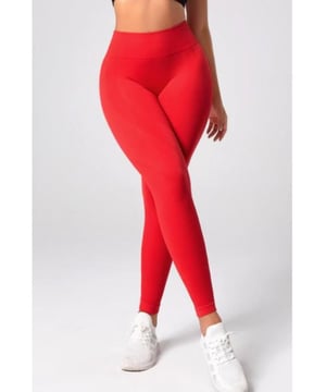 Hoge Taille Lange Actieve Broek  
Patroon type: Effen  
Stijl: Sportief  
Kenmerken: Slim fit  
Lengte: Lang  
Materiaal samenstelling: 90% polyamide 10% elastaan  
Rekbaarheid: Zeer rekbaar  
Wasinstructies: Machinewas koud, laag drogen in de droger  
Geïmporteerd  
Productafmetingen: S: lengte 76 cm taille 63 cm heup 75 cm; M: lengte 77,5 cm taille 67 cm heup 79 cm; L: lengte 78,5 cm taille 71 cm heup 83 cm