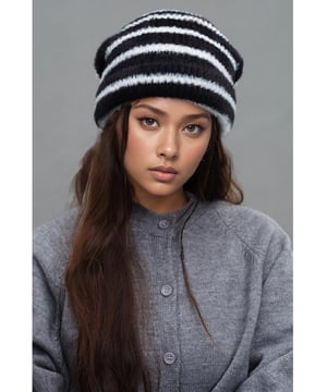 Producto: Gorro Térmico de Rayas en Contraste Difuso  
Piezas: 1  
Material: Nailon  
Importado  
Altura Real: 10.2 pulgadas  
Ancho Real: 10.2 pulgadas  
Género: Mujeres