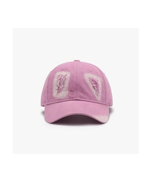 Gorra de béisbol de 1 pieza  
Hecha de algodón de alta calidad  
Presenta un acabado desgastado para un look vintage  
Importada  
Medidas del producto: Altura 5.1 in Visera 2.8 in Circunferencia 22-24 in  
Diseñada para mujeres  
Material: Mezclilla de algodón