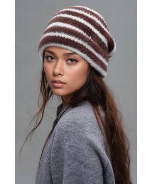 Producto: Sombrero Térmico de Rayas Contrastantes y Peludas  
Piezas: 1 pieza  
Material: Nailon  
Importado  
Altura Real: 10.2 pulgadas  
Ancho Real: 10.2 pulgadas  
Género: Mujeres
