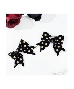 2-delige set van haarclips met stippen en strik  
Gemaakt van synthetisch materiaal  
Geïmporteerd  
Afmetingen: Lengte 8,9 cm Breedte 8,9 cm  
Gewicht: 28 g  
Materiaal: Stof
