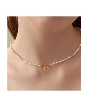 Stuks: 1
  stuk
  Materiaal: Synthetische parel Koper 14K goud
  verguld
  Verzorgingsinstructies: Vermijd het dragen tijdens het sporten, aangezien zweet met de sieraden zal reageren en zilverchloride en koper(II)sulfide zal produceren, wat de sieraden in de loop van de tijd zal laten verslechteren en corroderen.
  Geïmporteerd
  Productafmetingen (afmetingen in inches) & maatconversie
  Hanger lengte: 0,6 inches
  Hanger breedte: 0,5 inches
  Kettinglengte: 15 inches