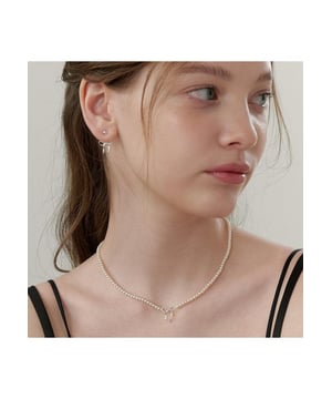 Stukken: 1  
  stuk  
  Materiaal: Synthetische parel Koper 14K goud  
  verguld  
  Onderhoudsinstructies: Vermijd dragen tijdens het sporten, omdat zweet met de sieraden reageert en zilverchloride en kopersulfide produceert, wat ertoe leidt dat de sieraden in de loop van de tijd verslechteren en corroderen.  
  Geïmporteerd  
  Productmetingen (metingen in inches) & maatconversie  
  Hangerlengte: 0,6 inch  
  Hangerbreedte: 0,5 inch  
  Kettinglengte: 15 inch  