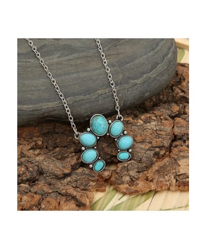 Stukken: 1  
Materiaal: Kunstmatige turquoise legering  
Kettinglengte: 18,1 inch  
Verlengkettinglengte: 2 inch  
Hangslotlengte: 1,1 inch  
Hangslotbreedte: 1,3 inch  
Onderhoudsinstructies: Vermijd het dragen tijdens het sporten, aangezien zweet op de sieraden zal reageren en zilverchloride en koper(II)sulfide produceert, wat ervoor zorgt dat de sieraden na verloop van tijd verslechteren en corroderen.  
Geïmporteerd