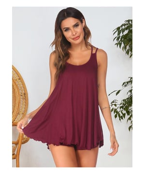 Basisstijl  
Twee  
delige set  
Onopac materiaal  
Gemiddelde stretch  
Materiaal samenstelling: 95% rayon 5% spandex  
Wasinstructies: Machinewas koud. Trommeldrogen op lage temperatuur.  
Geïmporteerd