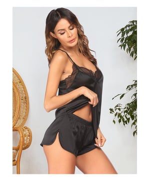 Kant Detail V-hals Top en Shorts Lounge Set  
Twee-delige set  
Opaque stof  
Gemiddelde rekbaarheid  
95% polyester 5% spandex  
Machinewas koud  
Drogen op lage temperatuur  
Geïmporteerd  
Materiaal: satijn