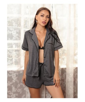 Twee  
stuk set  
Korte mouw top met zak en knopen  
Elastische taille shorts  
Iets rekbaar materiaal  
Samenstelling: 60% polyester 35% rayon 5% spandex  
Wassen op koude was, op een lage temperatuur drogen  
Geïmporteerd