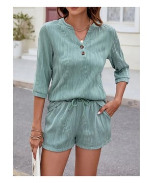 Twee-delige set  
Trekkoordshorts  
Geknipt bovenstuk  
Voorzichtig elastische stof  
65% rayon, 30% polyester, 5% spandex  
Machinewas koud  
In de droger op lage temperatuur  
Met zakken  
Materiaal: Polyester