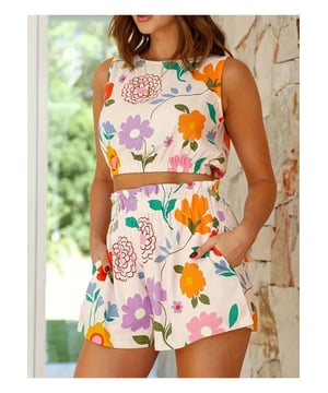 Floral Ronde Hals Tanktop en Shorts Set  
Geverde ontwerp  
Met zakken  
Twee  
delige set  
Geen rek  
100% polyester materiaal  
Machinewas koud, droogtrommel op lage temperatuur  
Geimporteerd