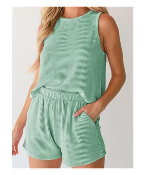 Ronde Hals Mouwloze Top en Shorts Set  
Kenmerken: taille met trekkoord en gerimpelde details  
Twee-delige set bestaat uit mouwloze top en bijpassende shorts  
Fijn rekbare stof voor comfort  
Materiaal samenstelling: 97% polyester 3% elastaan  
Wasinstructies: machinewas koud, op lage temperatuur drogen  
Geïmporteerd