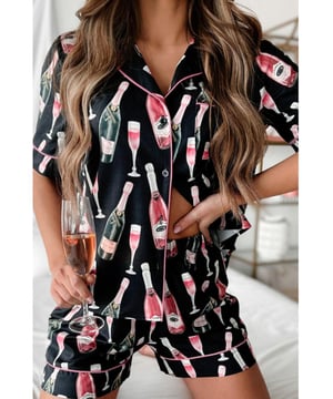 Twee-delige set: T-shirt met korte mouwen en short  
Top met zakken  
Doorzichtig: Opaak  
Materiaal samenstelling: 97% polyester 3% elastaan  
Licht rekbaar  
Wasinstructies: Machinewas koud, op lage temperatuur in de droger  
Geïmporteerd