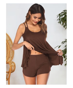 Estilo básico  
Conjunto de dos piezas  
Material opaco  
Estiramiento moderado  
Composición del material: 95% rayón 5% spandex  
Instrucciones de cuidado: Lavar a máquina con agua fría. Secar a baja temperatura.  
Importado  